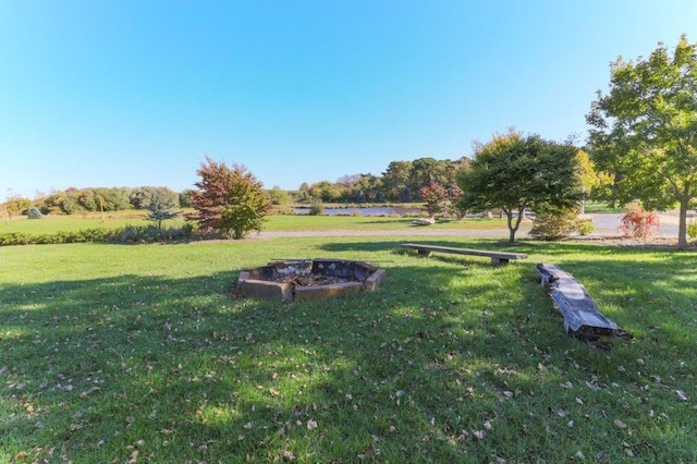 view of yard featuring an outdoor fire pit