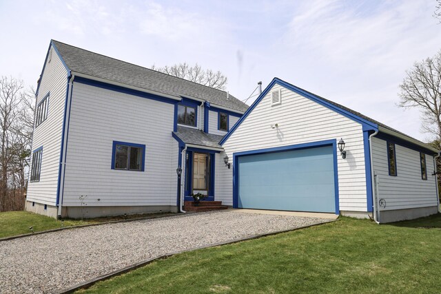 traditional home featuring an attached garage, roof with shingles, a front yard, and gravel driveway