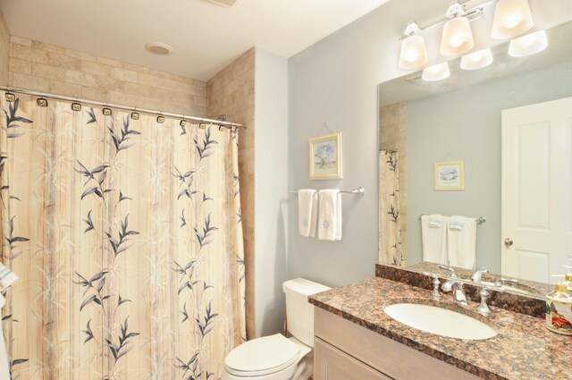 full bathroom featuring curtained shower, toilet, and vanity