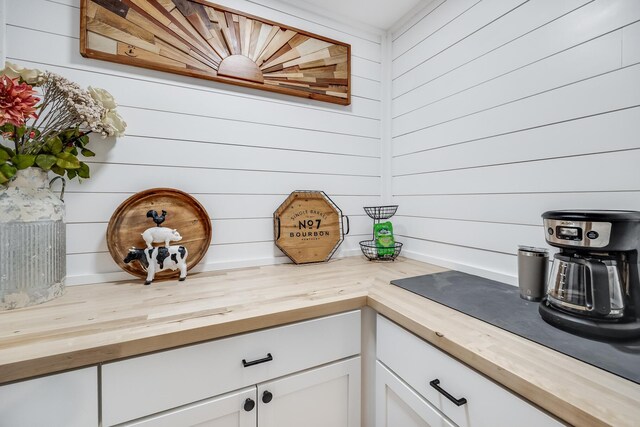 115 Kiahs Way E, Sandwich, MA 02537 - detailed view of wood walls