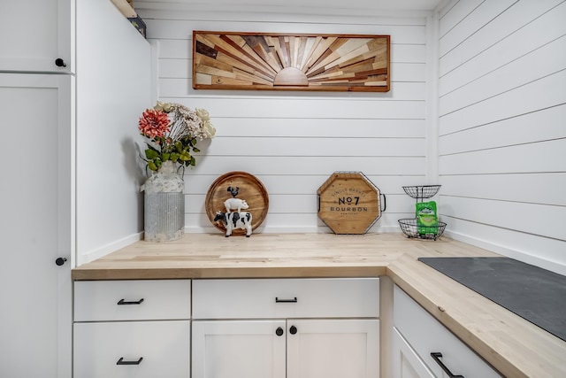115 Kiahs Way E, Sandwich, MA 02537 - detailed view of wood walls