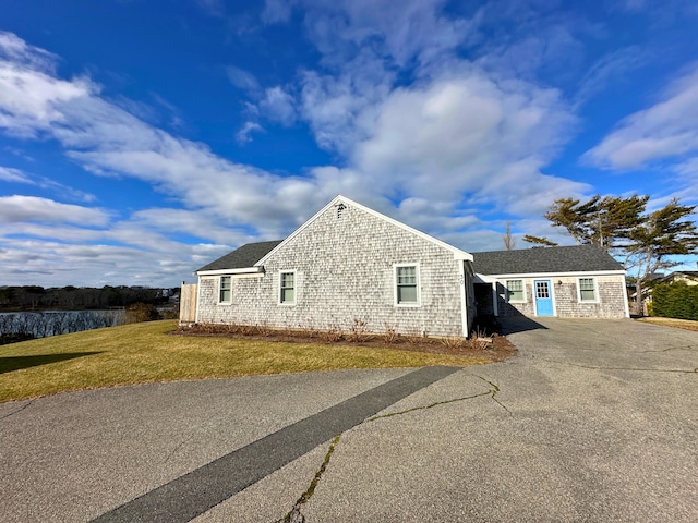 view of front of home featuring a front lawn