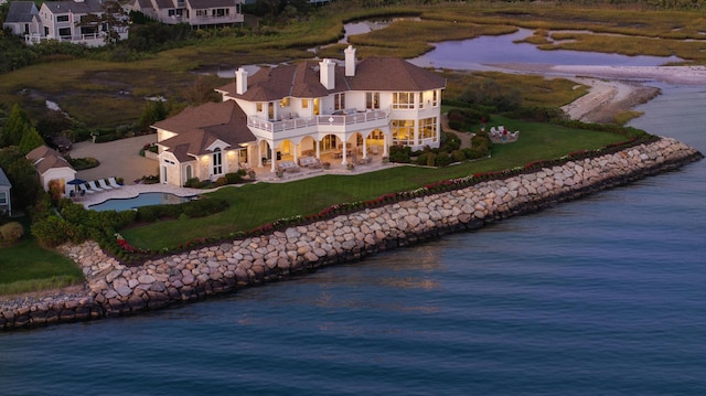 bird's eye view with a water view