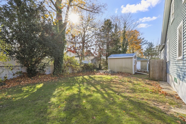 view of yard with a storage unit