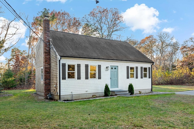 cape cod home featuring a front yard