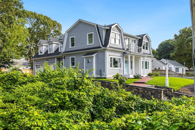 view of front of property with a front lawn