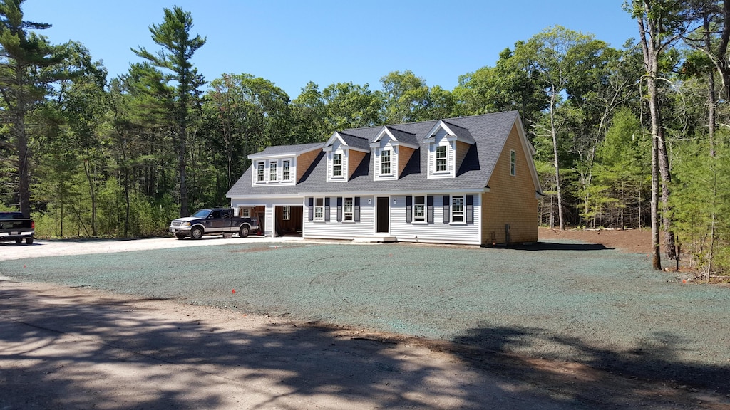 new england style home with a front lawn