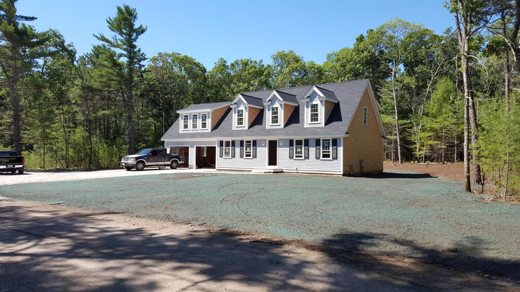 new england style home with a front lawn