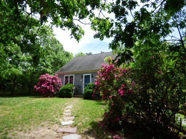 view of front of home featuring a front yard