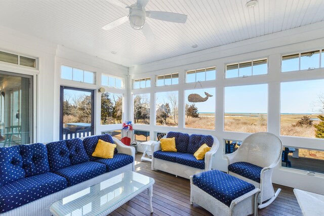sunroom / solarium with outdoor lounge area and a ceiling fan