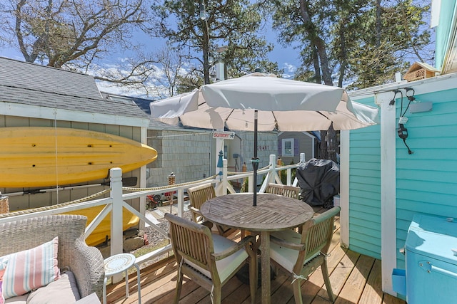 deck with outdoor dining space