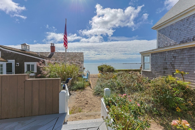 view of yard featuring a water view