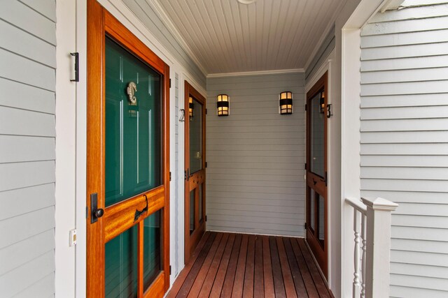 doorway to property with covered porch