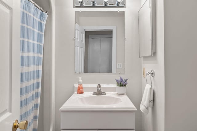 bathroom with a shower with curtain and vanity