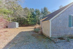 view of yard featuring a storage shed