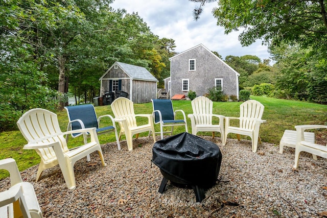 view of yard with an outdoor structure