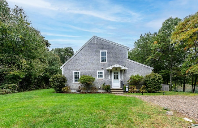 view of front of property featuring a front lawn