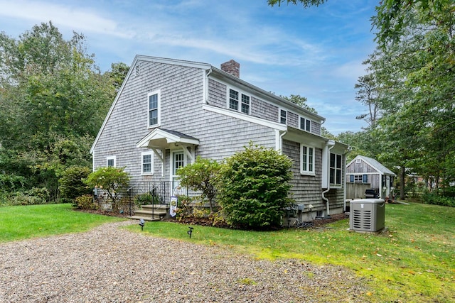 view of front facade featuring a front yard