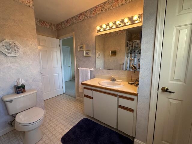 full bath featuring toilet, a shower with shower curtain, vanity, and tile patterned floors