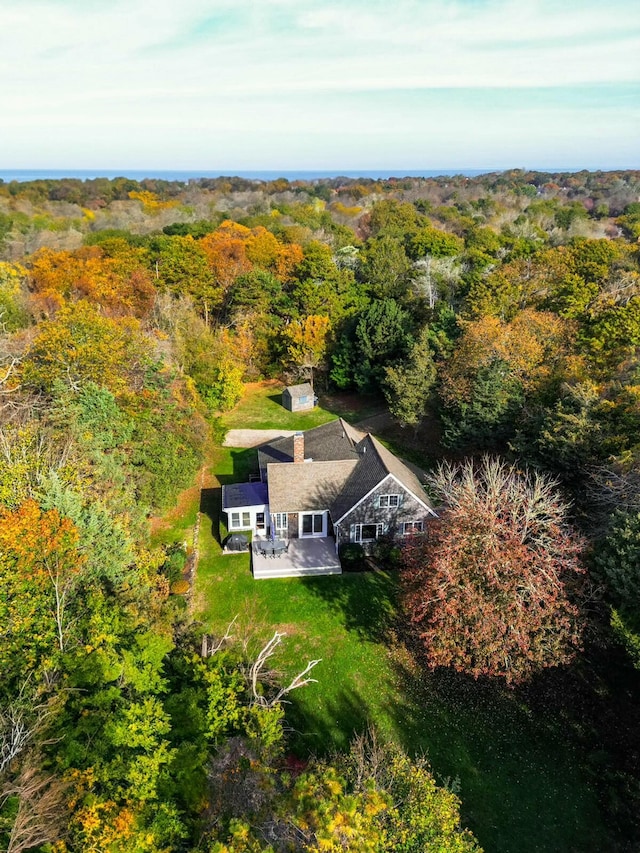 birds eye view of property featuring a forest view