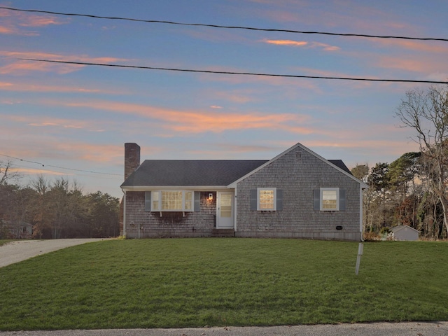 view of front of property featuring a yard