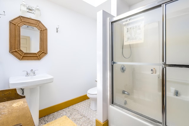 full bathroom with visible vents, combined bath / shower with glass door, toilet, and baseboards