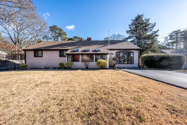 ranch-style house featuring a front yard