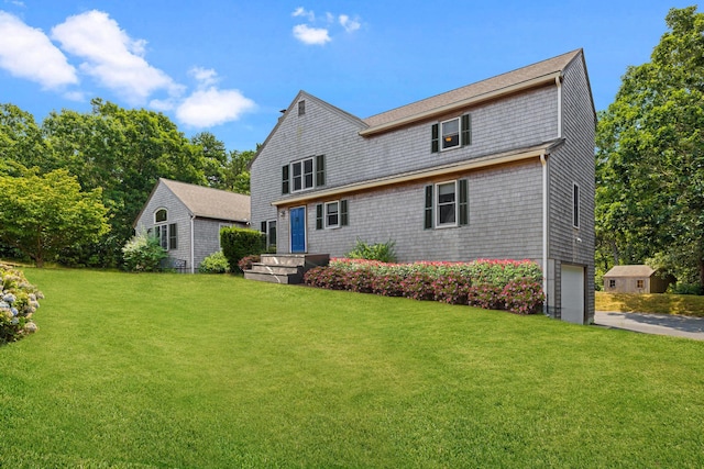 view of front facade featuring driveway, a garage, and a front lawn