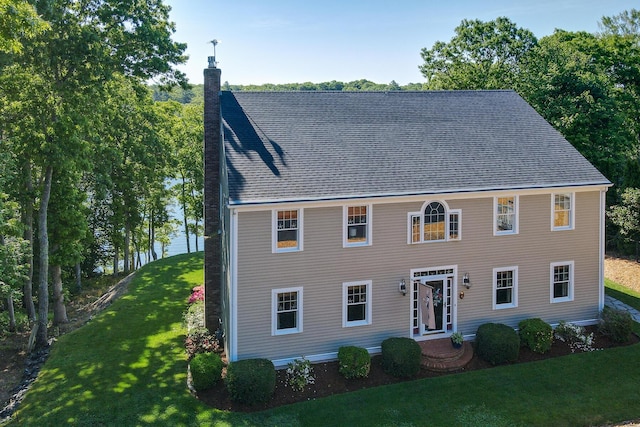 colonial home featuring a front lawn