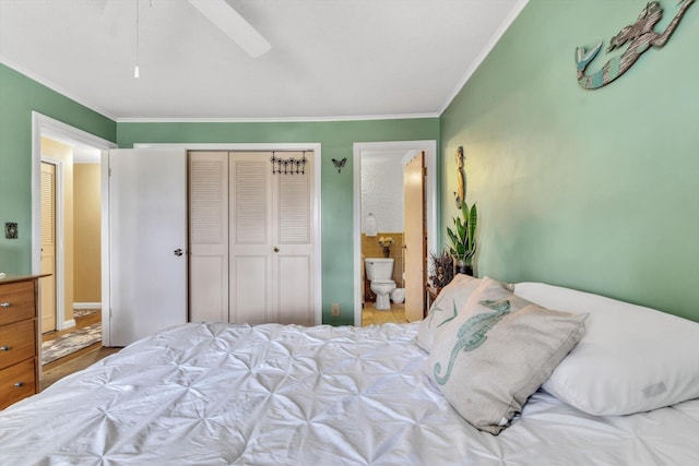 bedroom featuring ensuite bath, ornamental molding, a closet, and ceiling fan