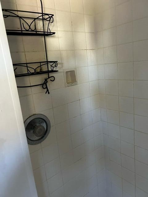 bathroom featuring a tile shower