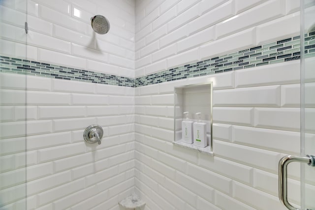 bathroom featuring a tile shower