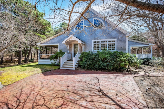 view of front facade with covered porch and a front lawn