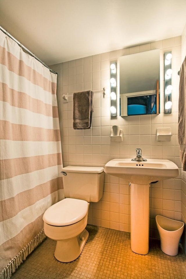 bathroom featuring tasteful backsplash, tile patterned floors, toilet, and tile walls