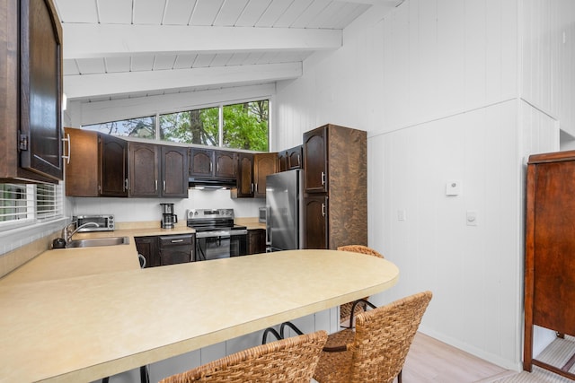 128 Whippoorwill Cir, Mashpee, MA 02649 - kitchen featuring stainless steel appliances, dark brown cabinets, a sink, a peninsula, and a breakfast bar