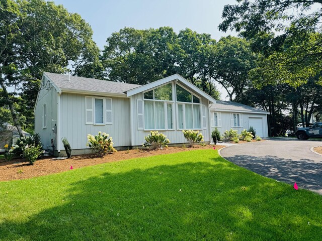 view of front facade with a garage and a front lawn