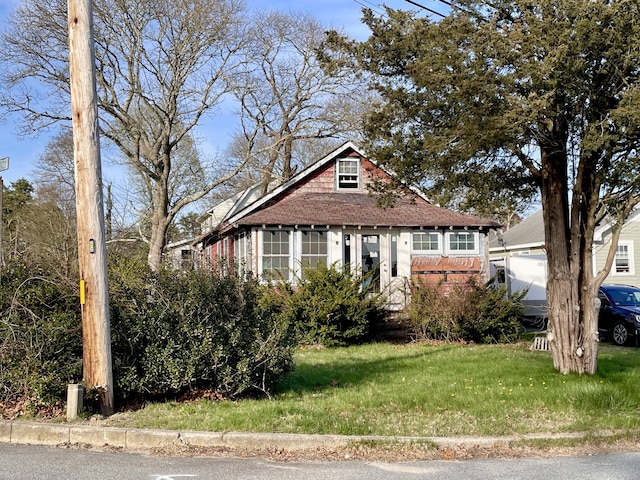 100 Parkwood Dr, Wareham, MA 02571 - bungalow featuring a shingled roof and a front yard
