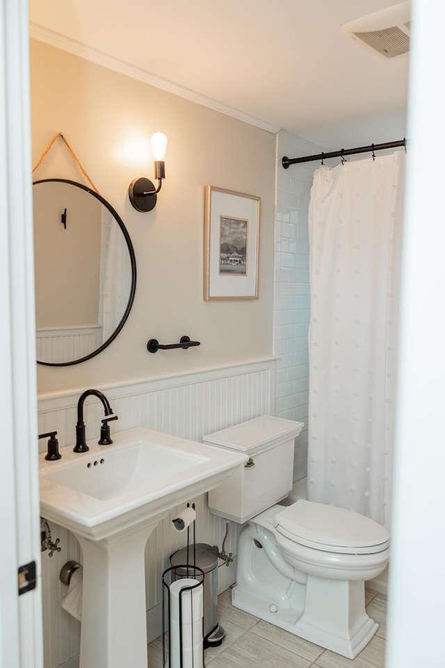full bathroom featuring toilet, crown molding, visible vents, tile patterned flooring, and a shower with shower curtain