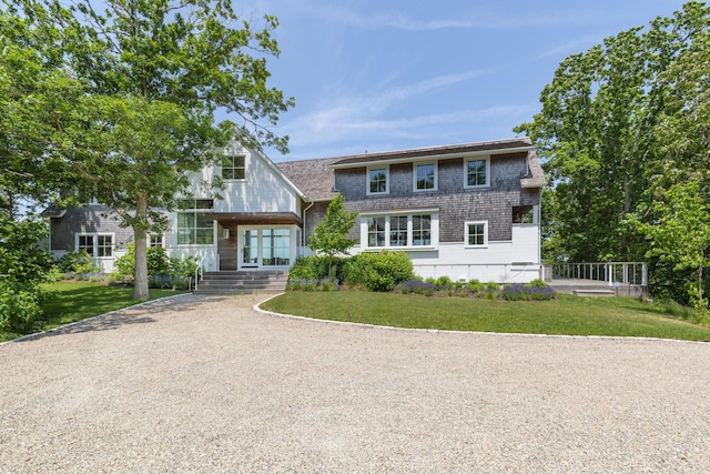 view of front facade featuring a front lawn