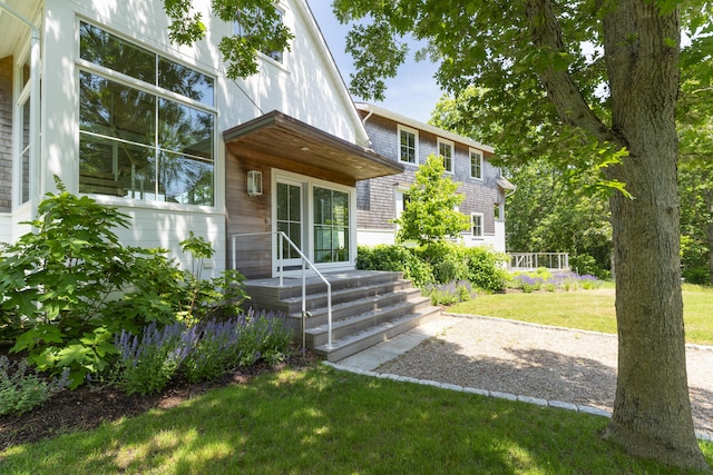 view of front facade with a front lawn