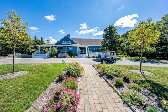 view of front of property featuring a front lawn