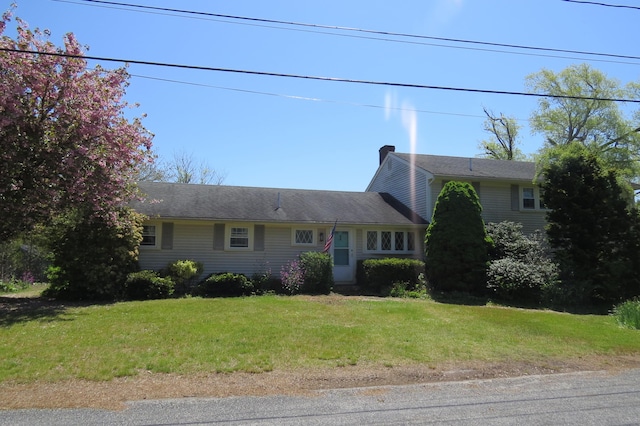 view of front facade featuring a front yard