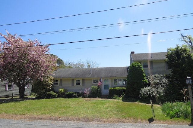 view of front of property featuring a front yard