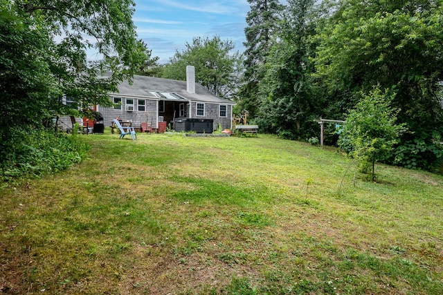 view of yard with a jacuzzi