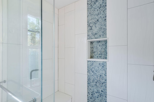 full bathroom featuring a tile shower