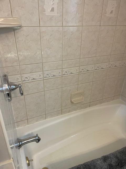 bathroom featuring tiled shower / bath