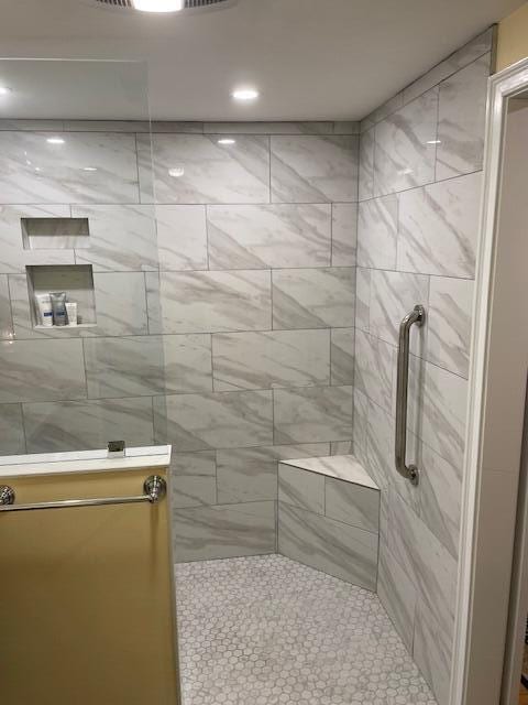 bathroom featuring a tile shower