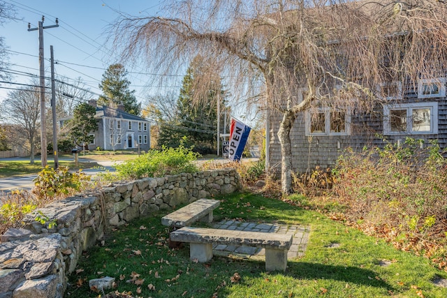 view of property's community featuring a yard