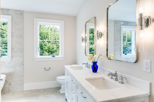 empty room with light wood-style flooring, a healthy amount of sunlight, baseboards, and recessed lighting