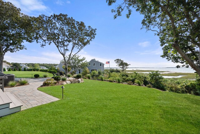 view of yard featuring a water view